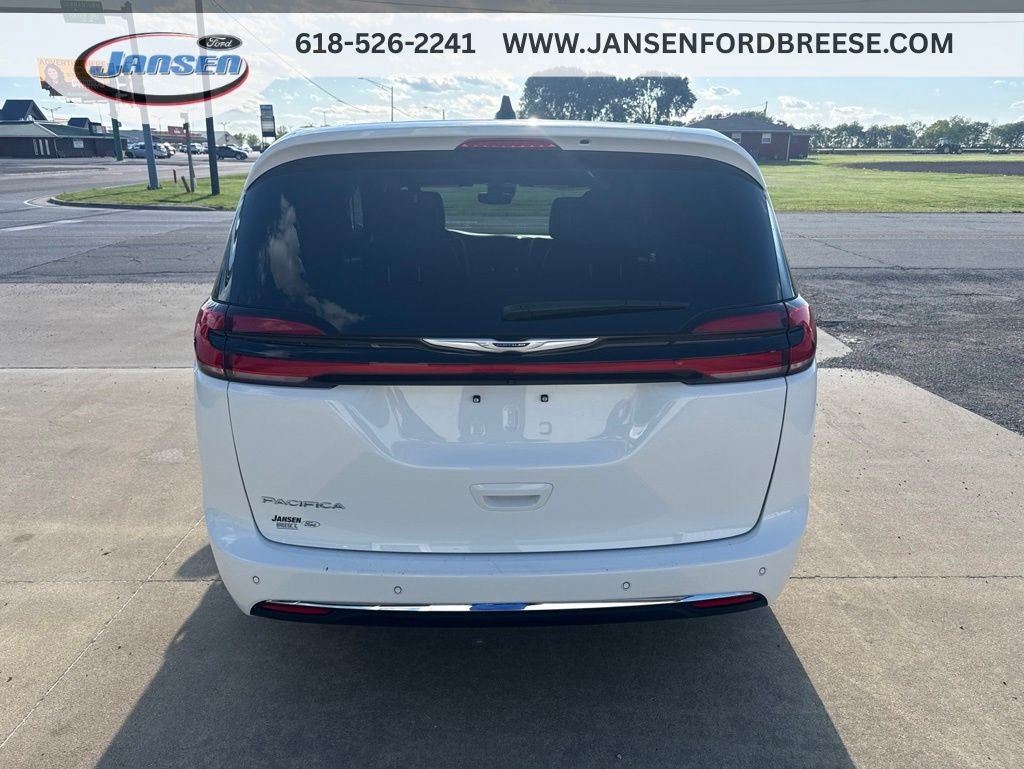 2025 Chrysler Pacifica Select
